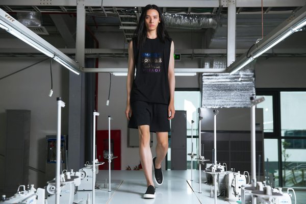 Découvrez les pantalons larges pour femme : style et confort!